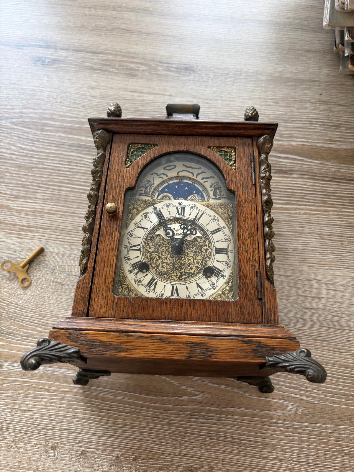 Antieke Eiken Tafelklok met Maanfase en Sleutel, Antiek en Kunst, Ophalen of Verzenden