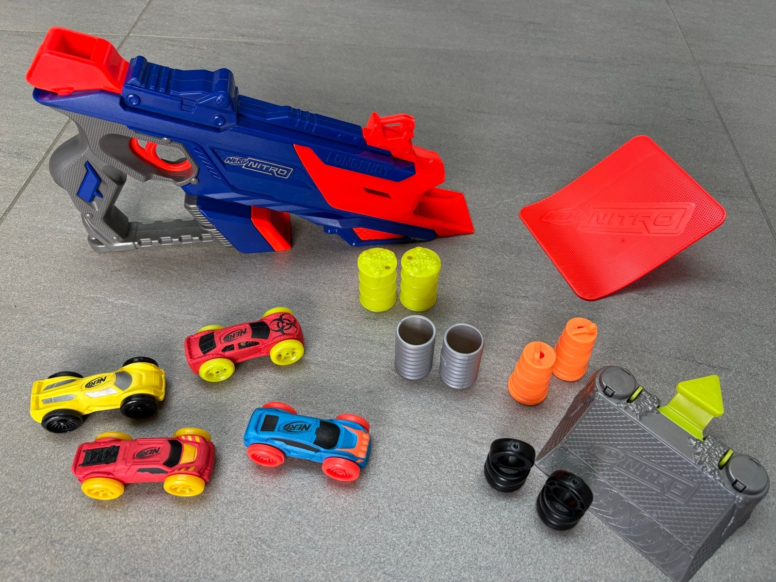 Nerf Nitro Longshot Blaster met auto's en accessoires, Ophalen of Verzenden, Gebruikt, Handmatig, Overige merken