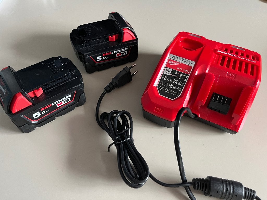 Milwaukee M18 5.0Ah – 2 nieuwe accu’s + M12-18FC oplader, Ophalen of Verzenden, Nieuw, Boor- en Schroefmachine