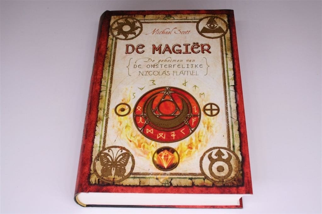 De Magiër — Deel 2 van De Geheimen van Nicolas Flamel, Boeken, Ophalen of Verzenden, Zo goed als nieuw