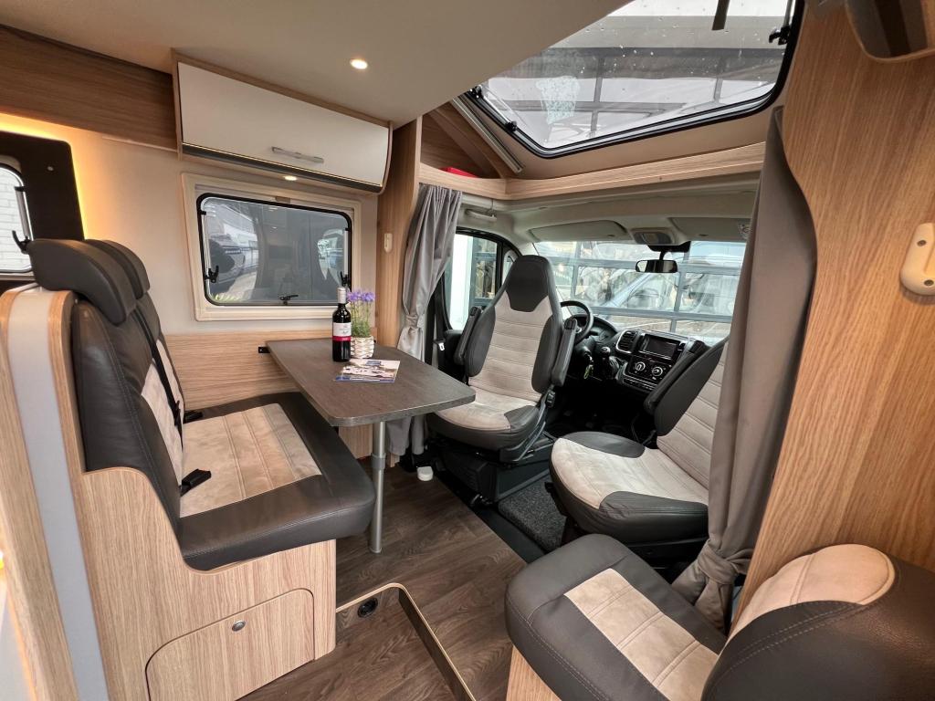 Sunlight T67S airco, schotel, hefbed, Adventure Edition, Caravans en Kamperen, Campers, Achteruitrijcamera, Fiat, Bedrijf, Luifel