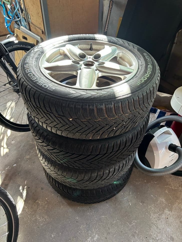 Mini Cooper 16 inch velgen met Vredestein winter banden, Gebruikt, 16 inch, Banden en Velgen, All Season