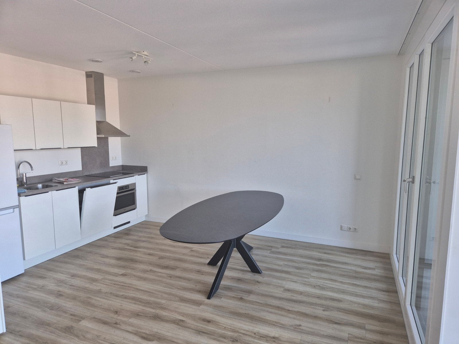 Eettafel ovaal 6 personen – moderne uitstraling – zo goed al, Huis en Inrichting, Ophalen, 100 tot 150 cm, 200 cm of meer, Zo goed als nieuw