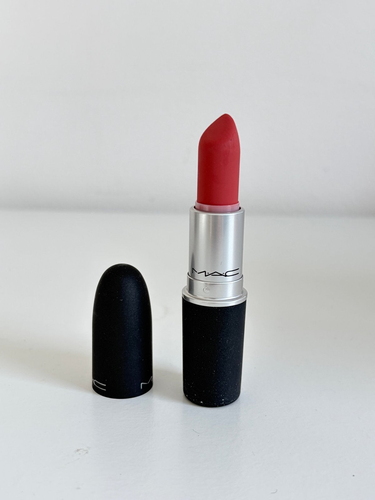 MAC Powder Kiss Lipstick - Super Outrage, Lippen, Ophalen of Verzenden, Zo goed als nieuw, Make-up