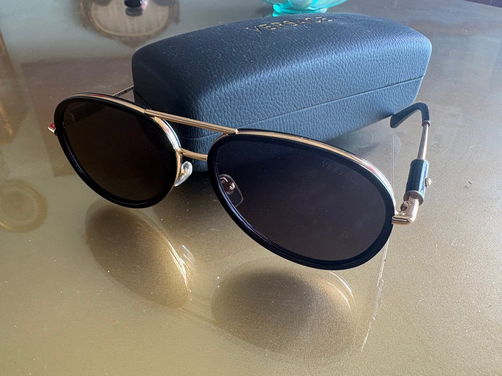 Stijlvolle Versace Zonnebril met Gouden Details, Zonnebril, Zwart, Gianni Versace, Ophalen of Verzenden