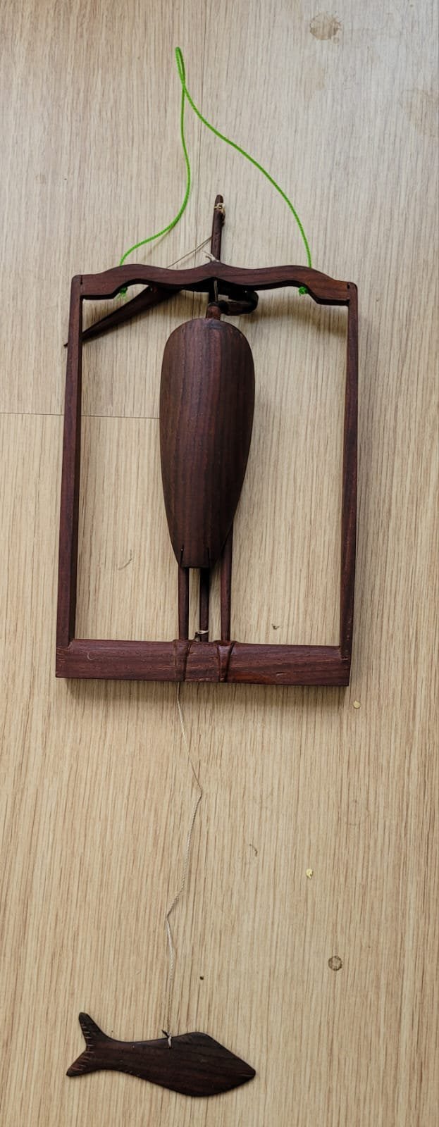 Vogel met vis houten raamhanger hanger uit thailand, Ophalen of Verzenden, Gebruikt