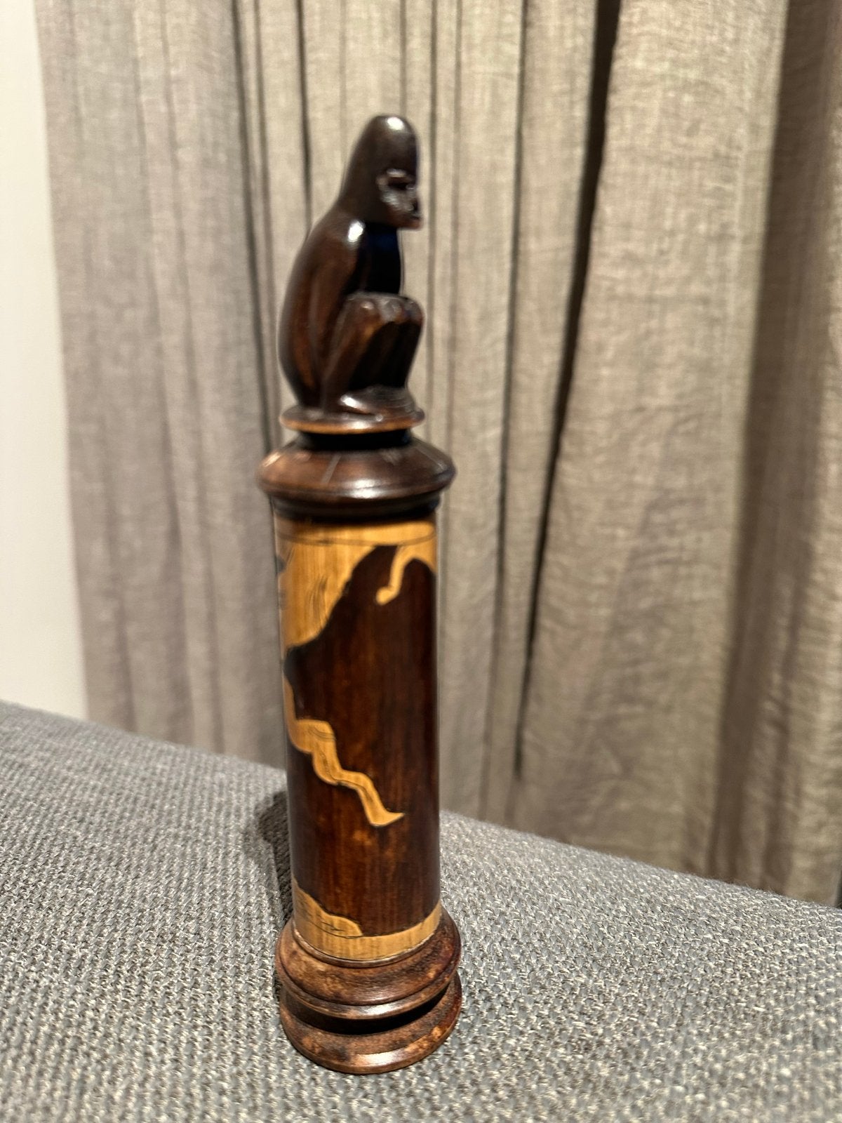 Batak Rituele Koker met Aapfiguur - Noord-Sumatra (18,5 cm), Antiek en Kunst, Bruin, Ophalen of Verzenden, Indonesië, Gesneden
