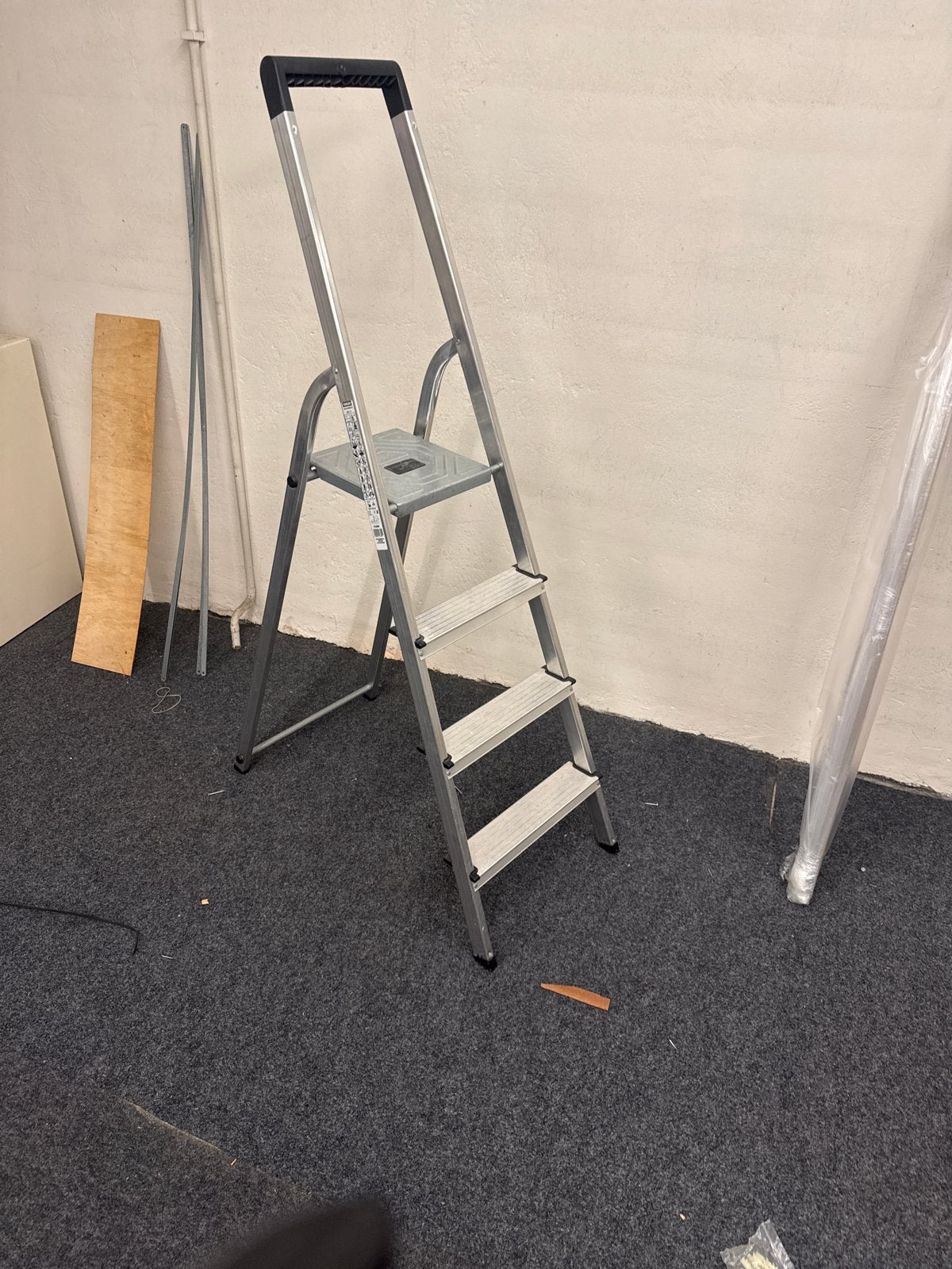 Tomado Huishoudtrap 4 Treden - Compact & Veilig Aluminium, Ophalen, Gebruikt, Trap, Opvouwbaar of Inschuifbaar