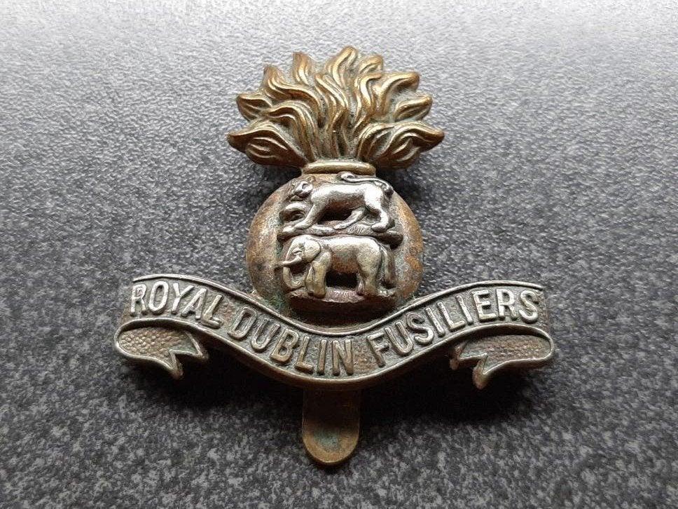 WOI - Royal Dublin Fusiliers- Irish Regiment  / Cap Badge., Ophalen of Verzenden, Landmacht, Engeland, Embleem of Badge