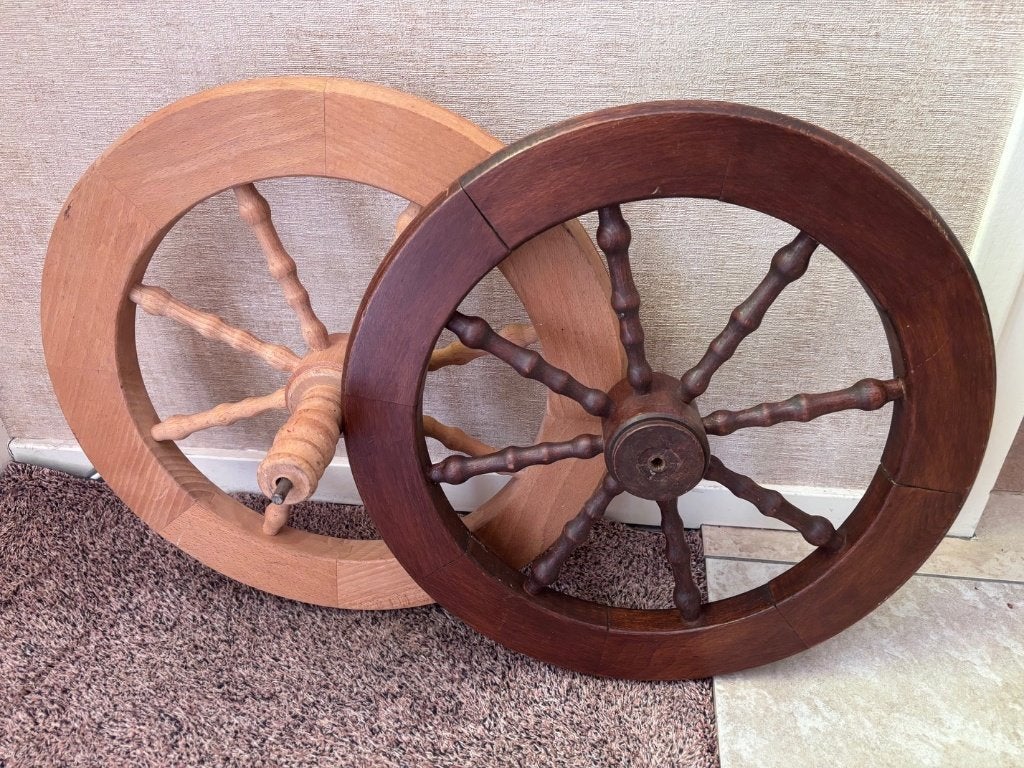 Twee spinnenwielen, voor decoratie, Gebruikt, 45 cm, Hout, Decoratieobject