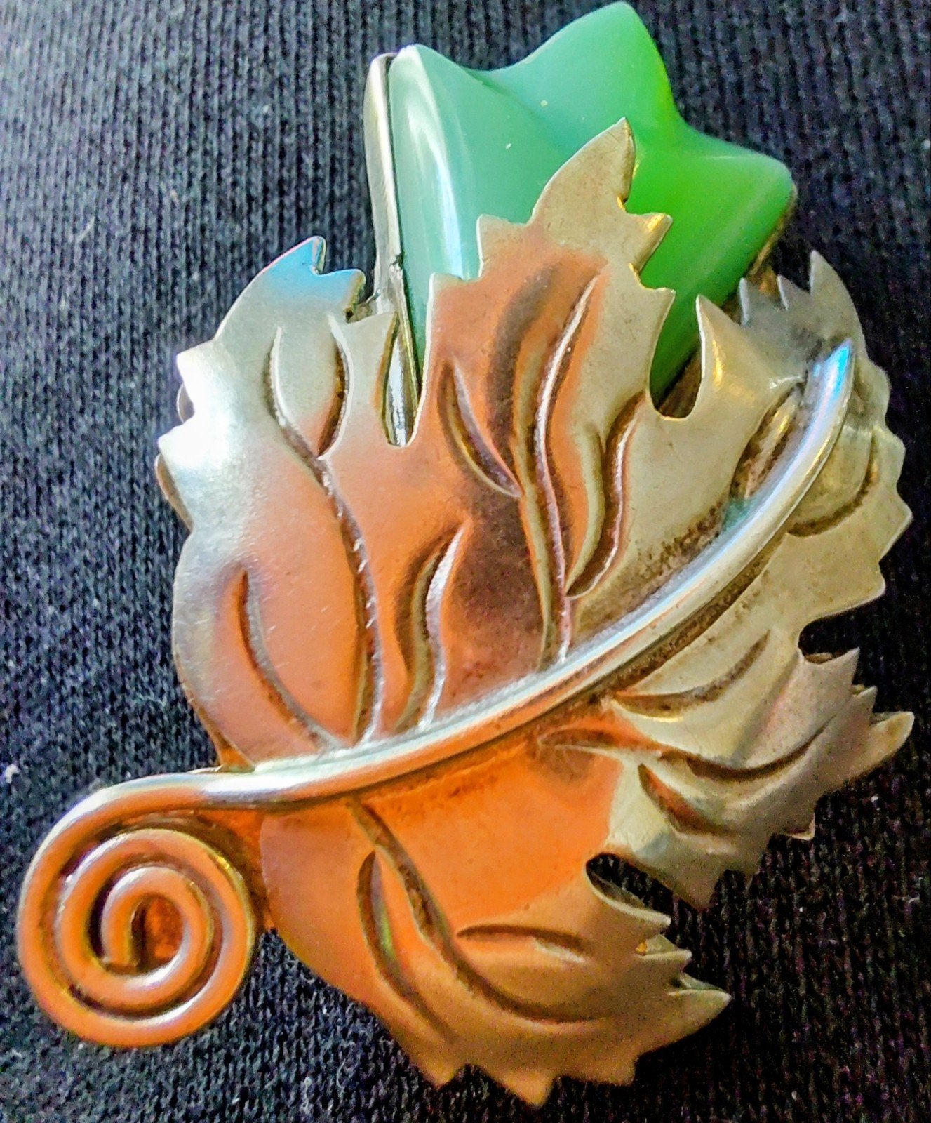 Zilveren Art Nouveau florale broche met groene steen, 4 tot 7 cm, Gebruikt, Ophalen of Verzenden, Met edelsteen