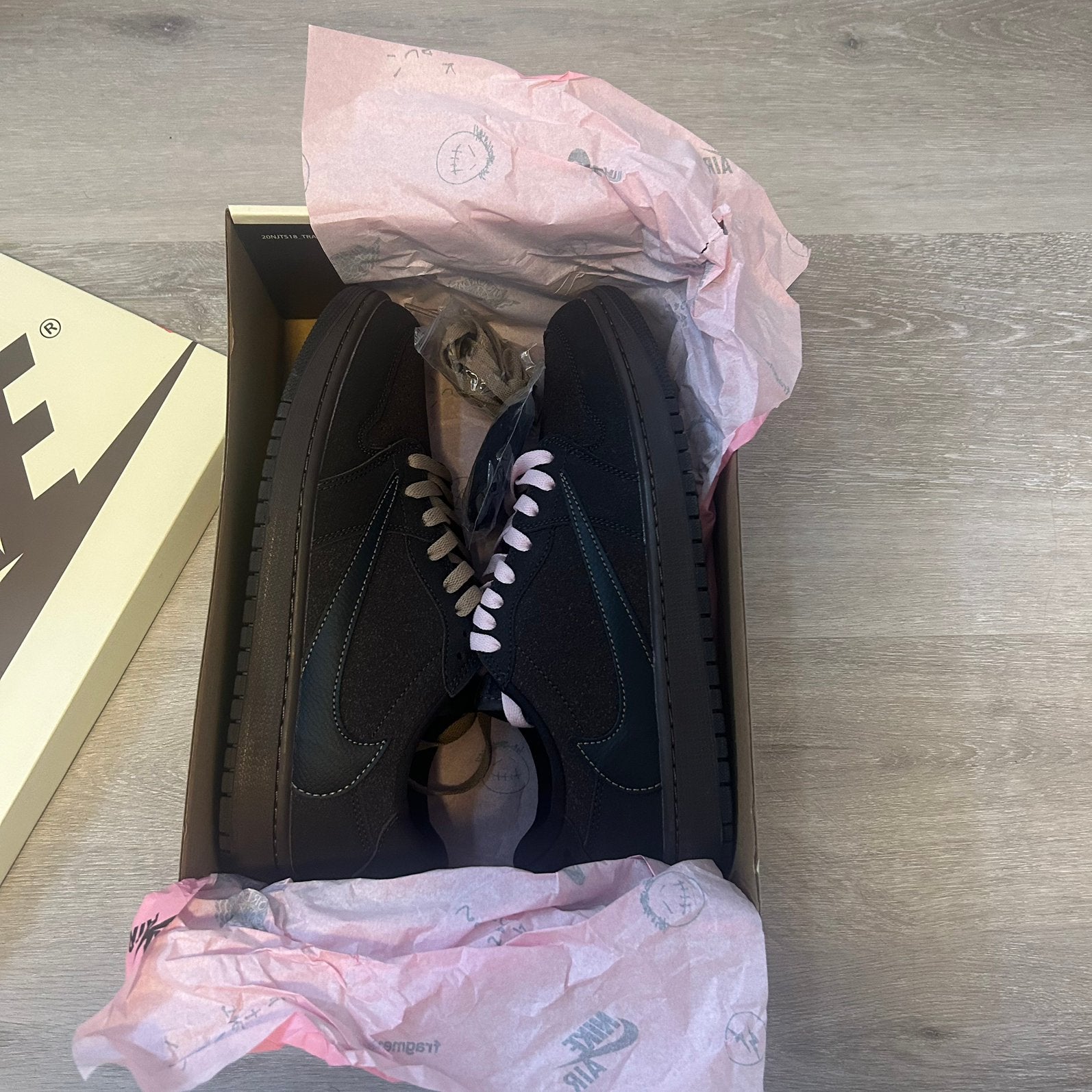 Travis scott velvet brown met roze veters, Bruin, Verzenden, Nieuw, Sneakers of Gympen
