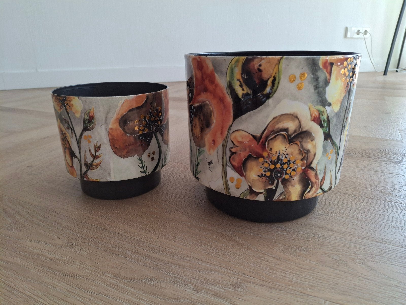 Set van 2 bloempotten met bloemmotief, Ophalen, Kunststof, Rond, Zo goed als nieuw