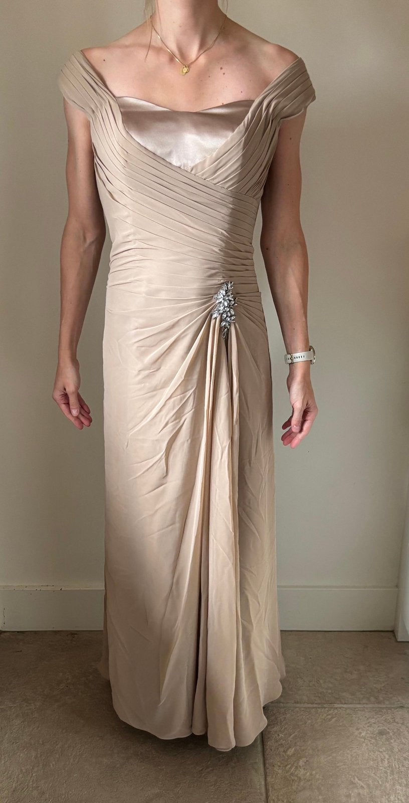 Alce jean de lys avondjurk 1x gedragen, Maat 38/40 (M), Galajurk, Verzenden, Beige
