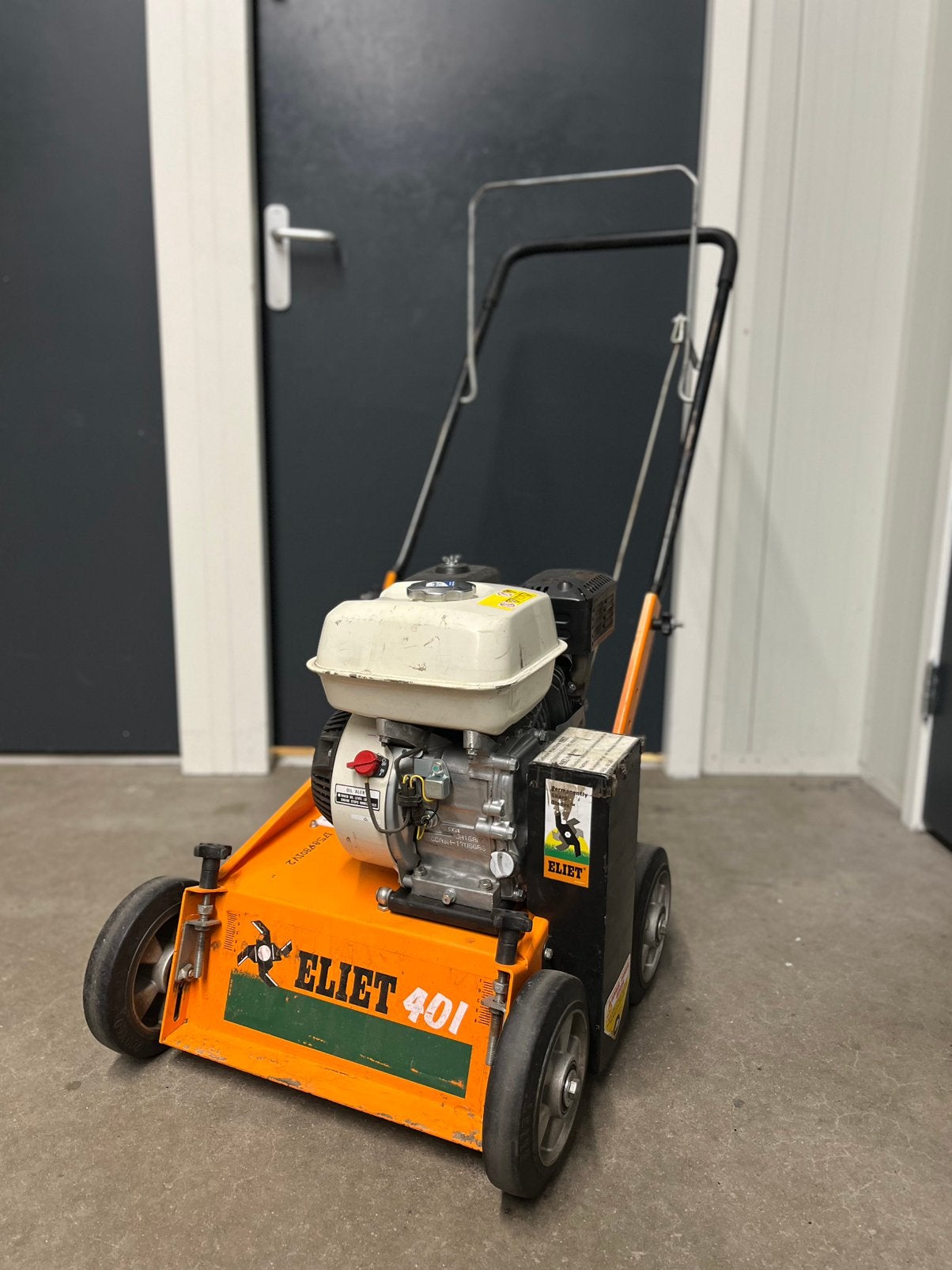 Eliet benzine verticuteermachine, Tuin en Terras, Ophalen, Zo goed als nieuw, Benzine