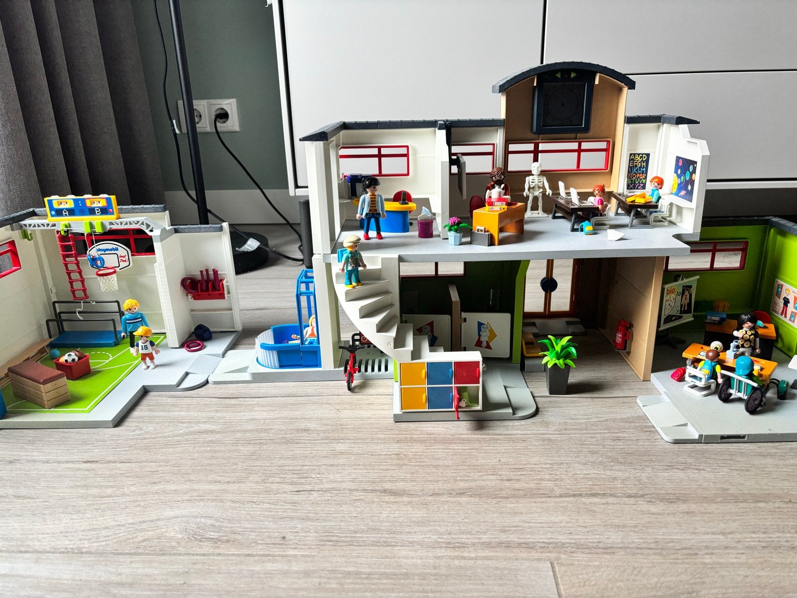 Playmobil Grote School met Gymzaal en veel accessoires, Ophalen, Gebouw, Complete set, Zo goed als nieuw