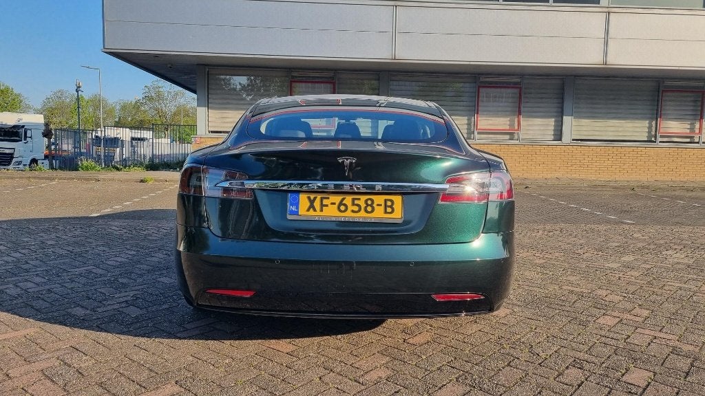 Foto 5 van Tesla Model S Green Black iridescent wrap - origineel Zwart