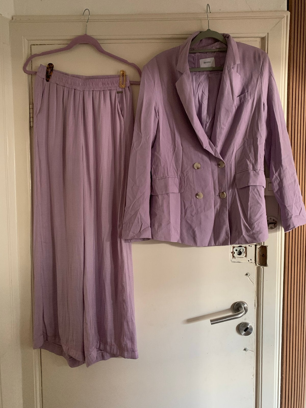 Lila pak: Ambika broek en Bershka blazer - Maat S, Kleding | Dames, Ophalen of Verzenden, Zo goed als nieuw, Maat 36 (S), Paars