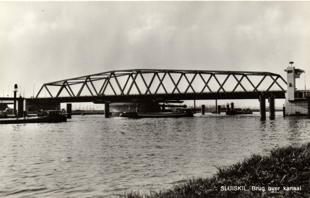 Sluiskil, Brug over kanaal - boten - ongelopen, Verzamelen, Ansichtkaarten | Nederland, Verzenden, 1960 tot 1980, Ongelopen, Noord-Brabant