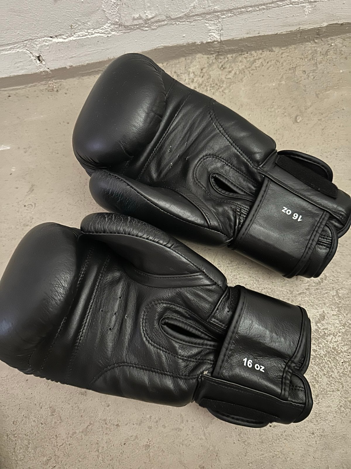 Zwarte bokshandschoenen 16 OZ - Stiel, Sport en Fitness, Ophalen of Verzenden, Zo goed als nieuw, Bokshandschoenen