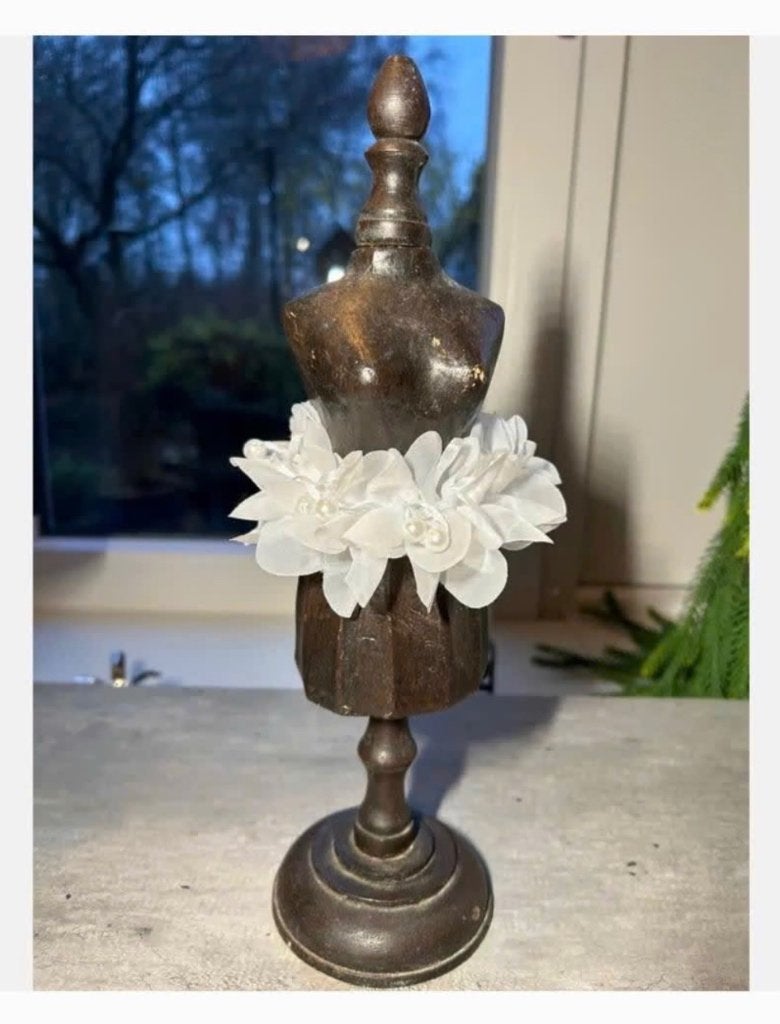 Oud toonbank paspopje papier-mache 31 cm met bloemen rokje, Ophalen of Verzenden
