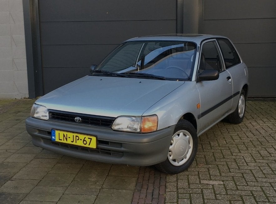 Toyota Starlet 1.3 Automaat (1995) - Grijs, Stof, 74 pk, 4 cilinders, Starlet