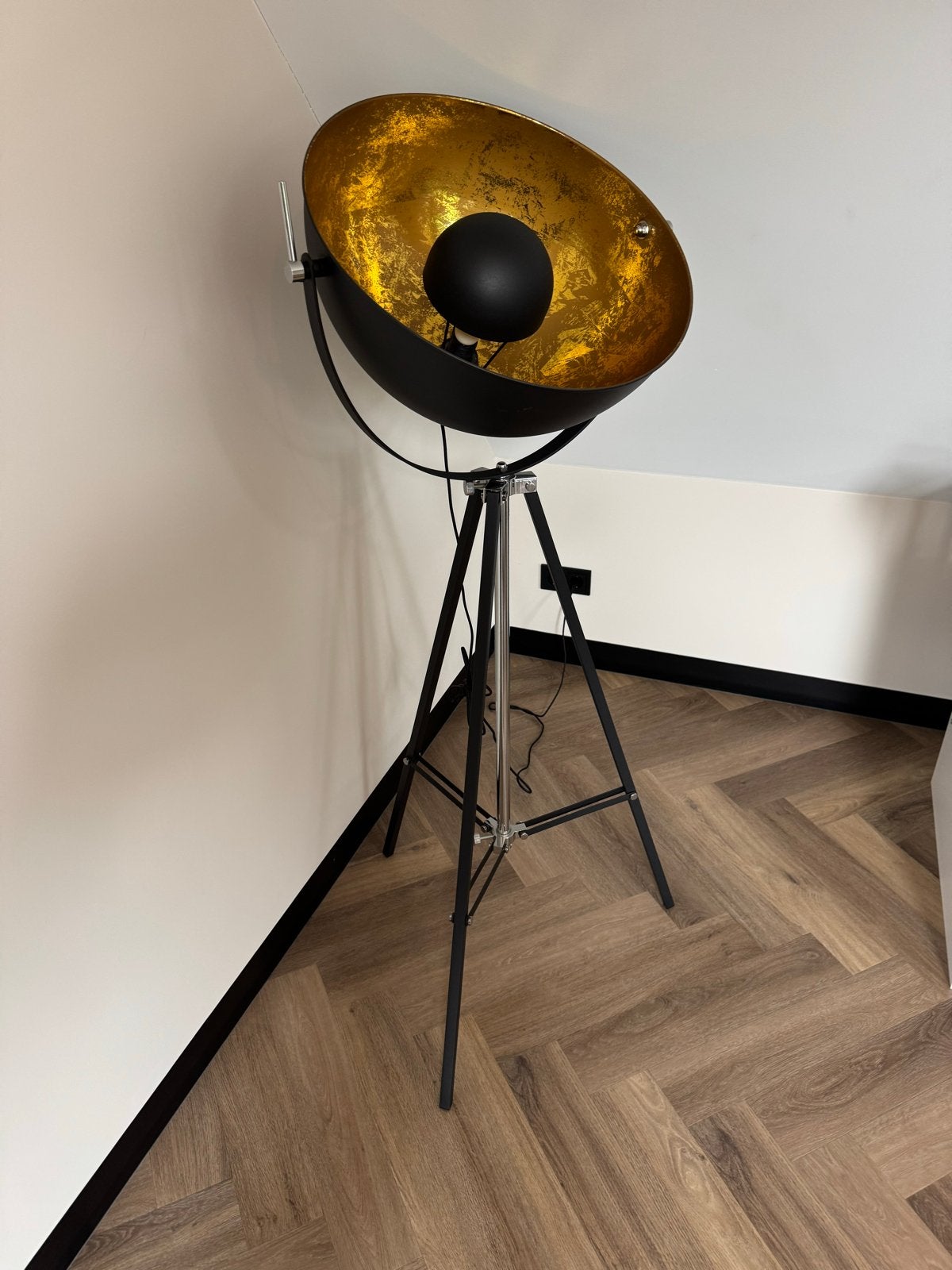 Mooie staande lamp met gouden binnenkant, Huis en Inrichting, Lampen | Vloerlampen, Ophalen of Verzenden, Zo goed als nieuw, Metaal