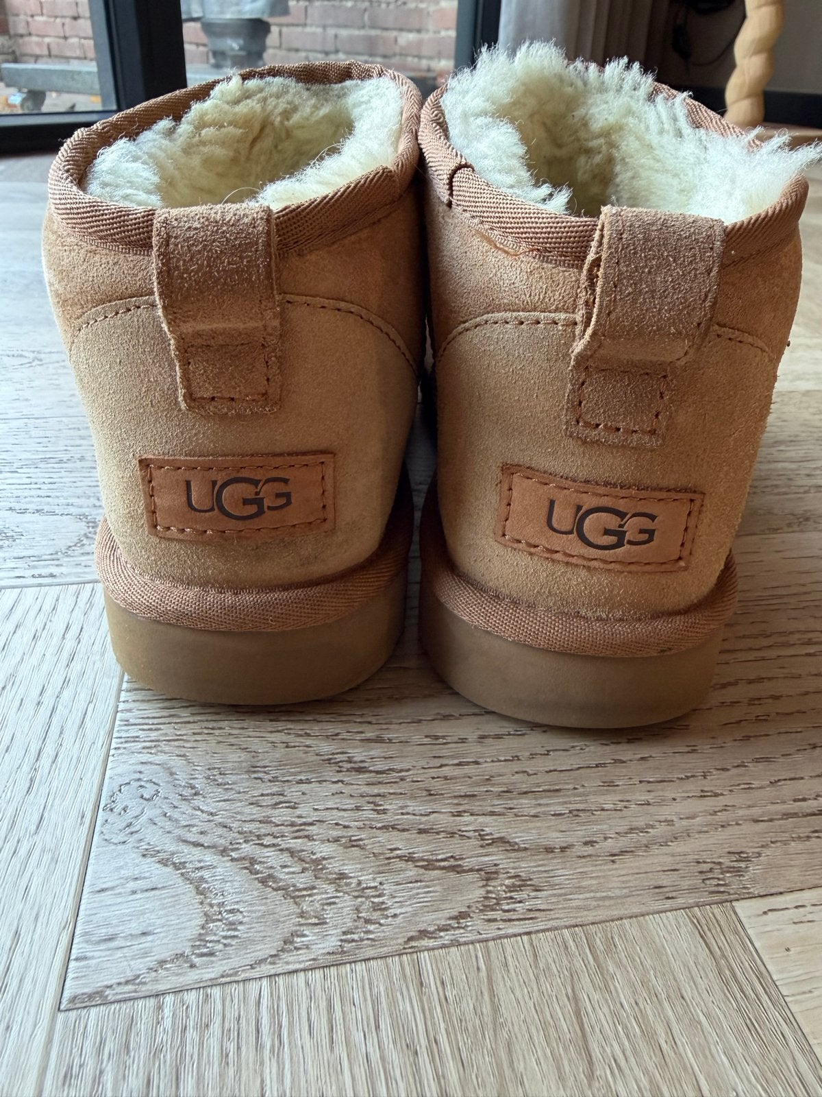 UGG Classic Mini Laarzen - Zo goed als nieuw, Kleding | Dames, Schoenen, Ophalen, Zo goed als nieuw, Bruin, Lage of Enkellaarzen