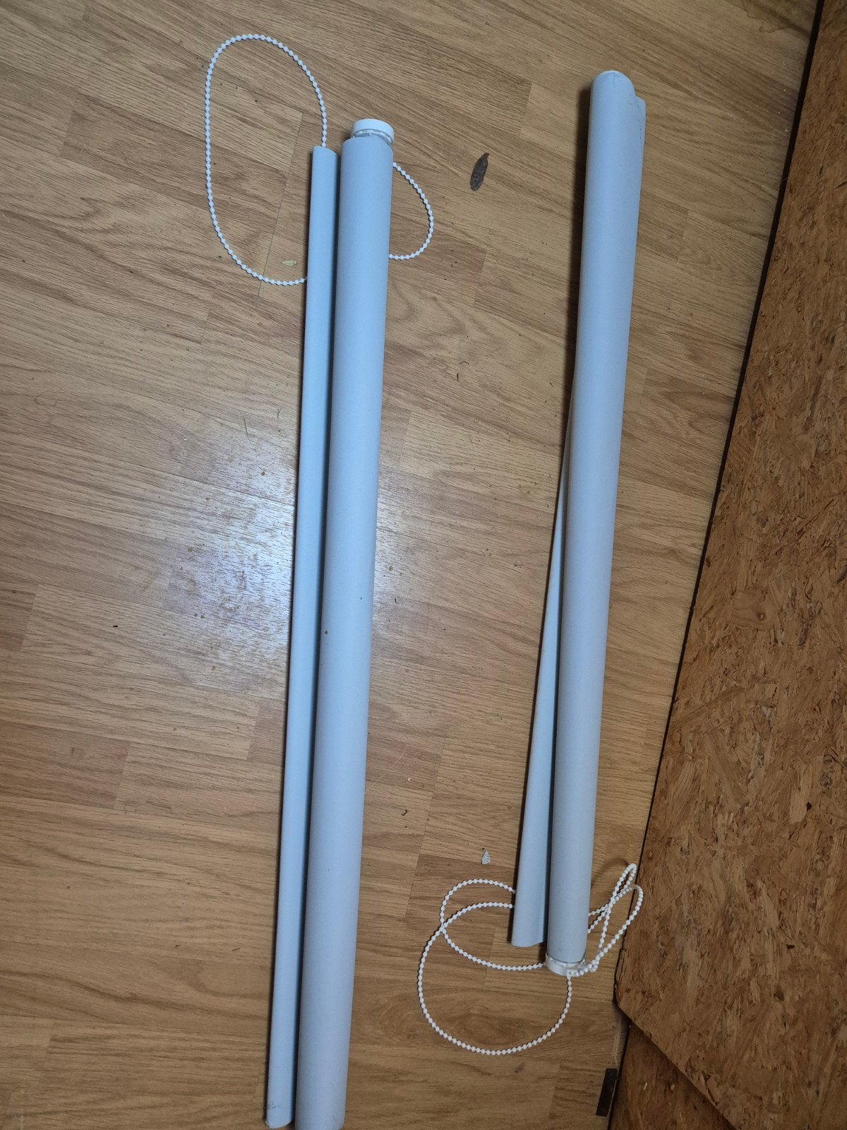 2 Rolgordijnen, 1 Montageset - 94x105cm - Grijs, Ophalen, Inclusief montageonderdelen, Gebruikt, Rolgordijn