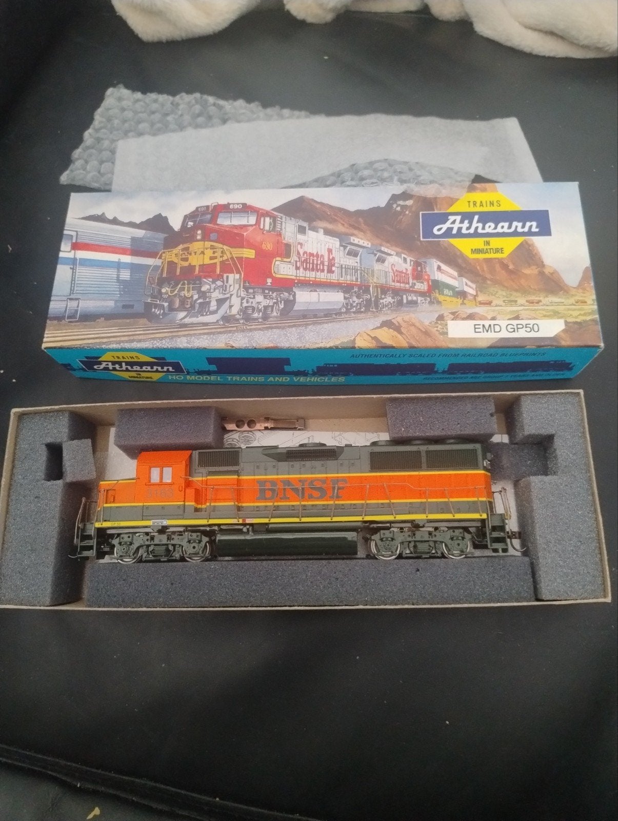 🔴 Athearn Lokomotief rood in doosje HO, Hobby en Vrije tijd, Ophalen of Verzenden, Zo goed als nieuw, Gelijkstroom, Overige merken