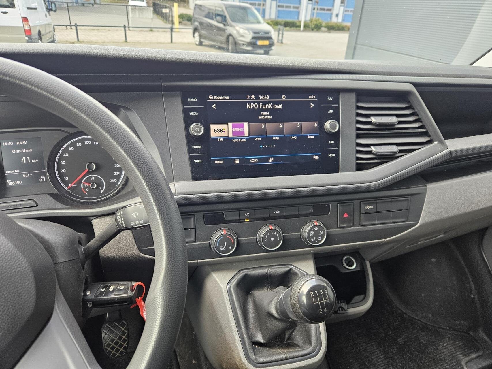 Volkswagen Transporter 2.0 TDI L2H1 Airco Navi Camera 110pk, Auto's, 13 km/l, Gebruikt, Euro 6, 4 cilinders