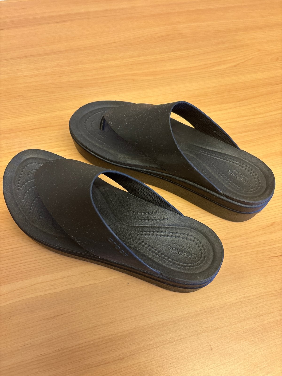 Zwarte Crocs LiteRide teenslippers, maat W10 (EU 41-42), Ophalen of Verzenden, Zo goed als nieuw, Zwart, Slippers
