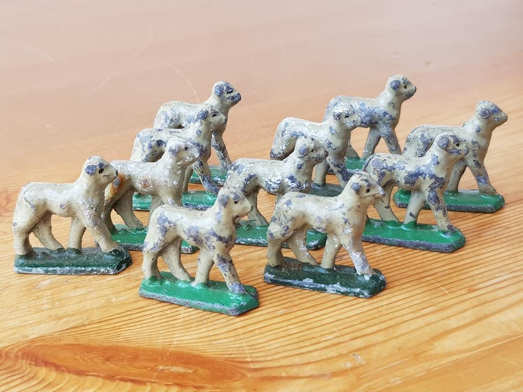 Elf schapen mooi antiek speelgoed uit Engeland van tin.