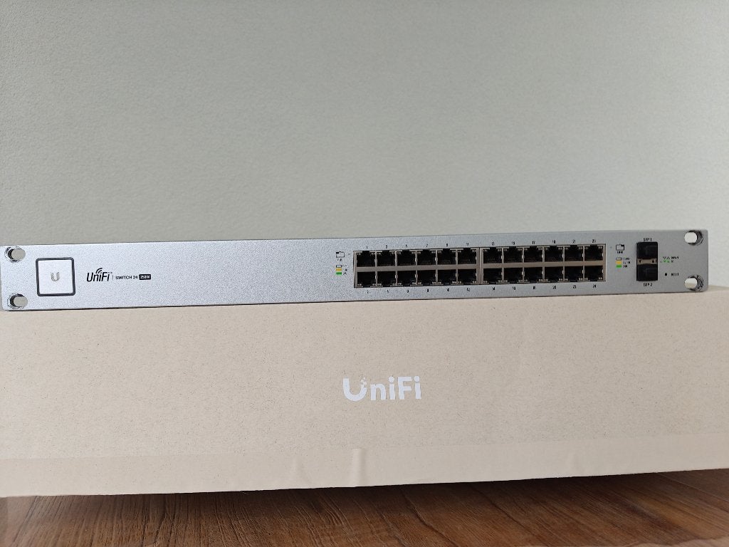 Unifi Switch 24 250W POE, Computers en Software, Netwerk switches, Ophalen, Gebruikt