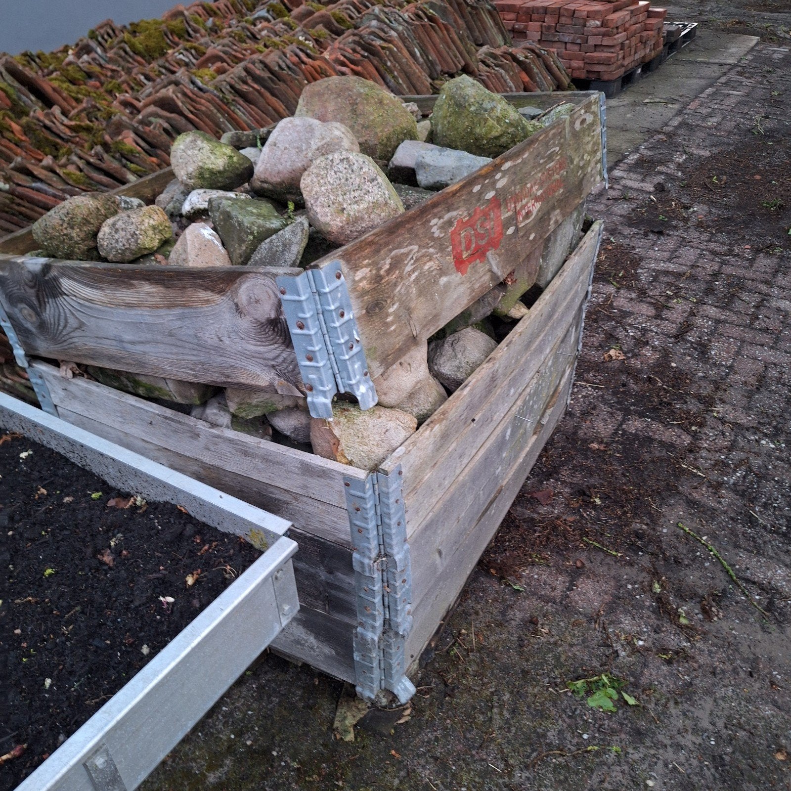 Diverse rotsen en keien in houten kist, Tuin en Terras, Ophalen, Overige materialen, Gebruikt, Kei