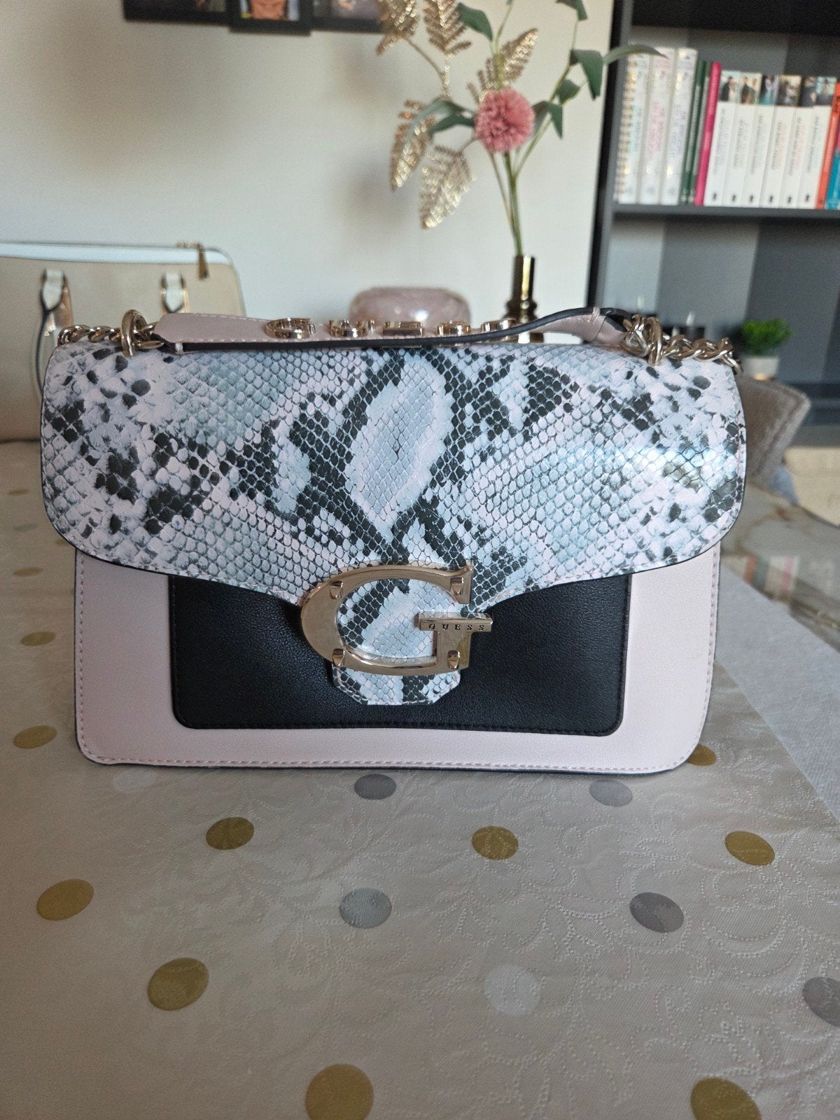 Guess Schoudertas / handtas, Sieraden, Tassen en Uiterlijk, Tassen | Damestassen, Ophalen, Zo goed als nieuw, Roze, Schoudertasje