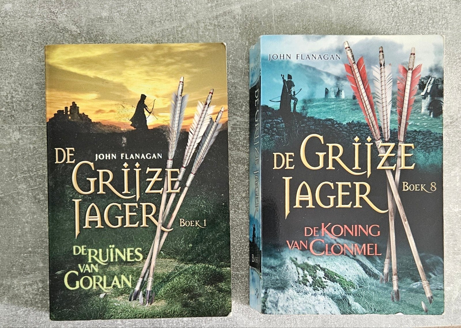 Grijze jager boeken, deel 1 & 8, Boeken, Ophalen of Verzenden, Gelezen, John Flanagan