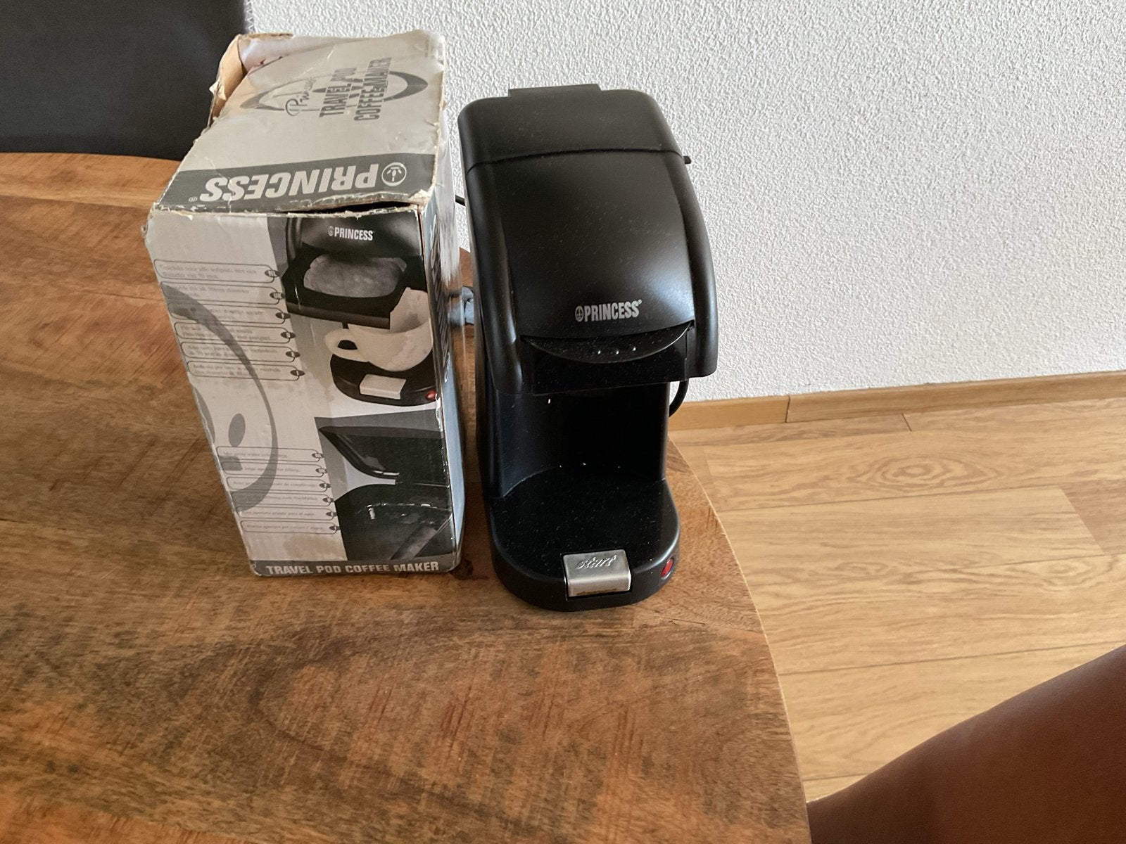 Princess Travel Pod Coffee Maker - Compact Koffiezetapparaat, Ophalen, Koffiepads en cups, Koffiemachine, Zo goed als nieuw