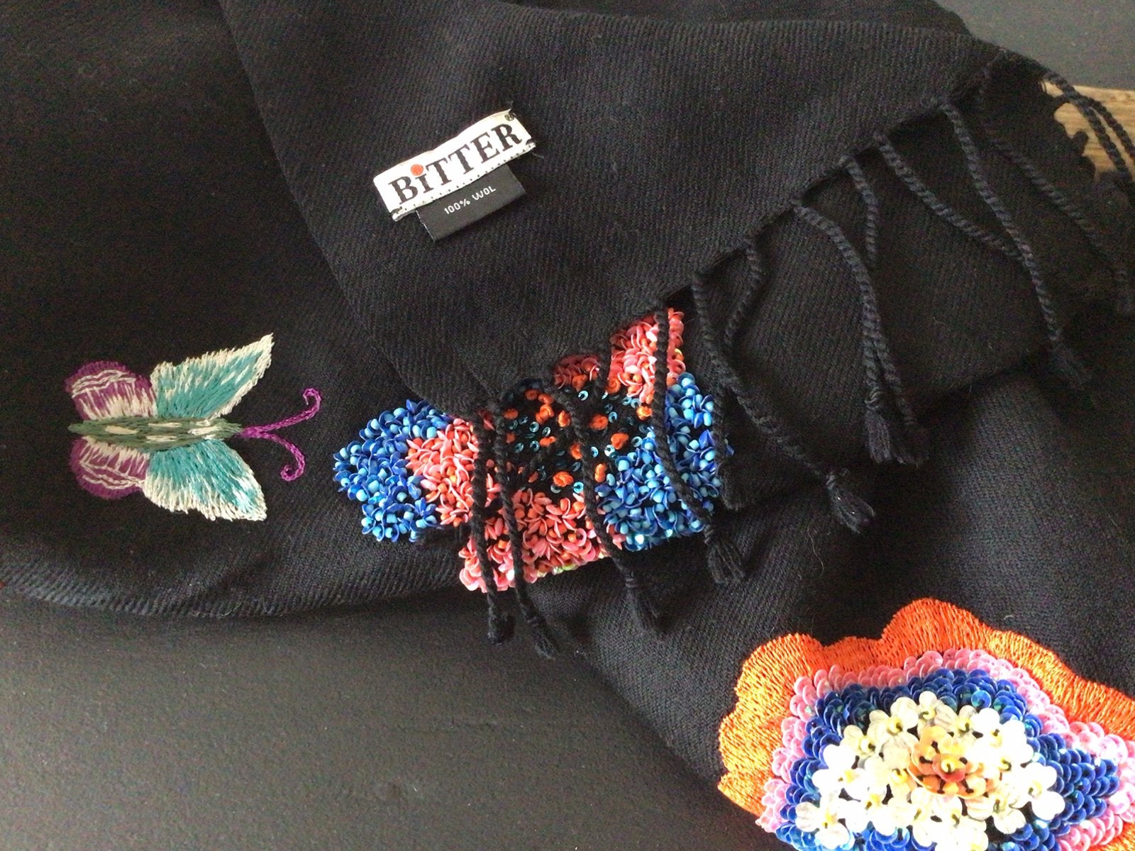 Warme zwarte shawl wolmix met kleurige pailletten/borduursel, Ophalen of Verzenden, Zo goed als nieuw, Maat 46/48 (XL) of groter