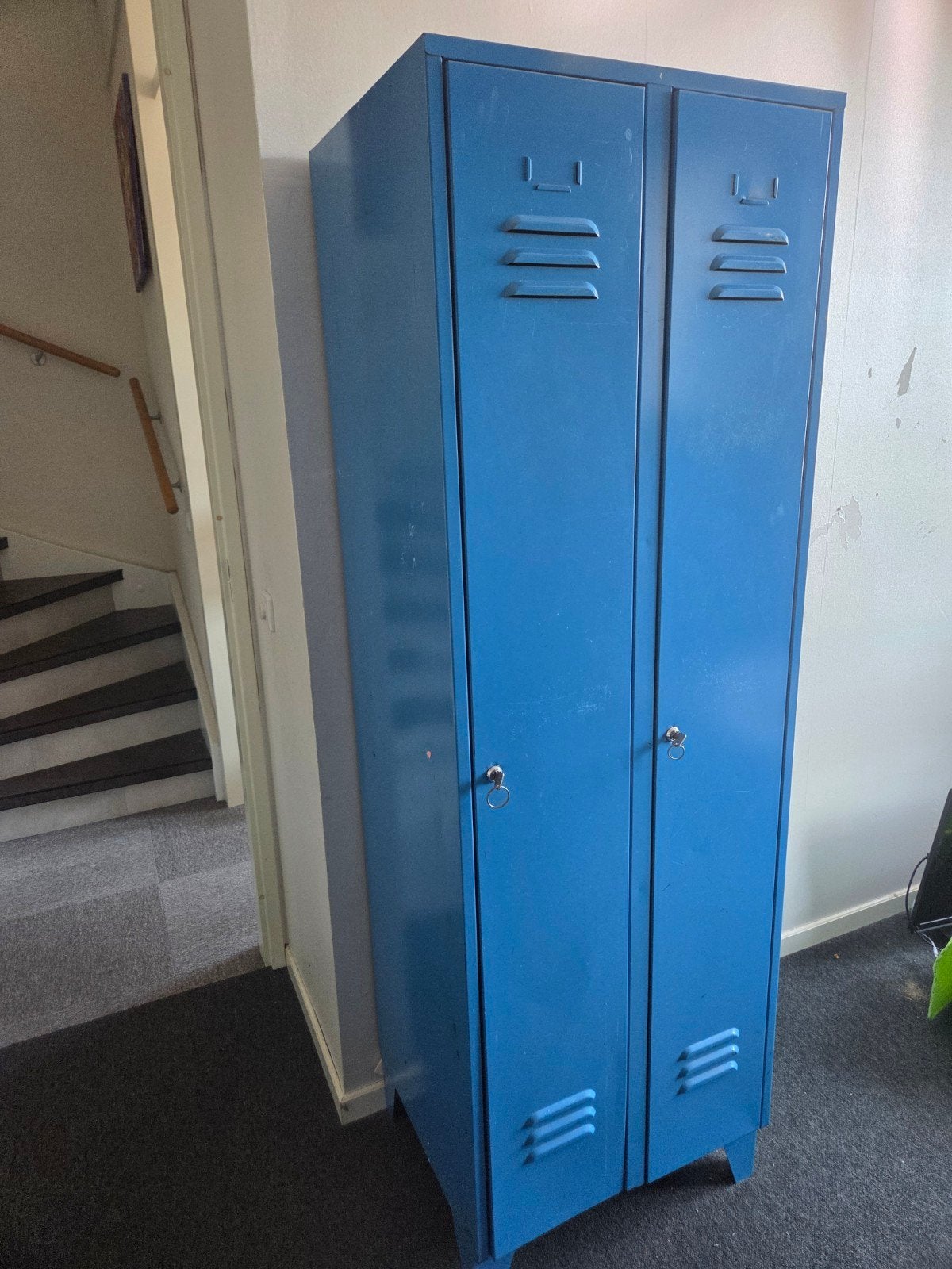 Blauwe metalen locker kast met planken en kledingroede, Ophalen, Gebruikt, Industrieel
