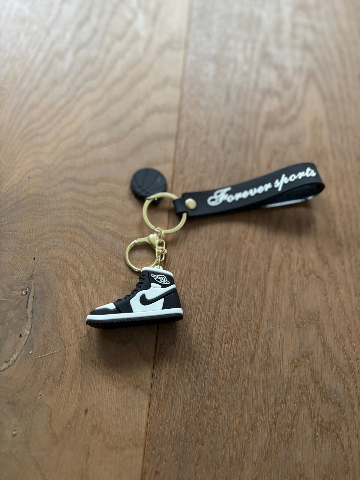 Sleutelhanger sneaker met basketbal en 'Forever Sports', Ophalen of Verzenden, Zo goed als nieuw, Sport