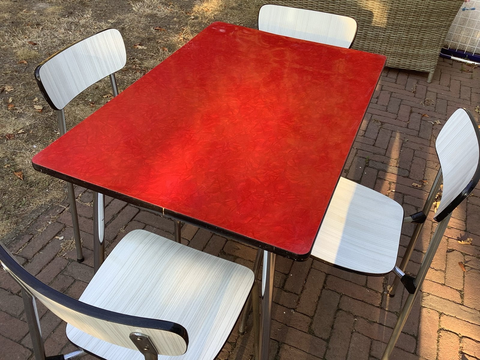 Vintage eettafel met 4 stoelen - rood/wit, Ophalen