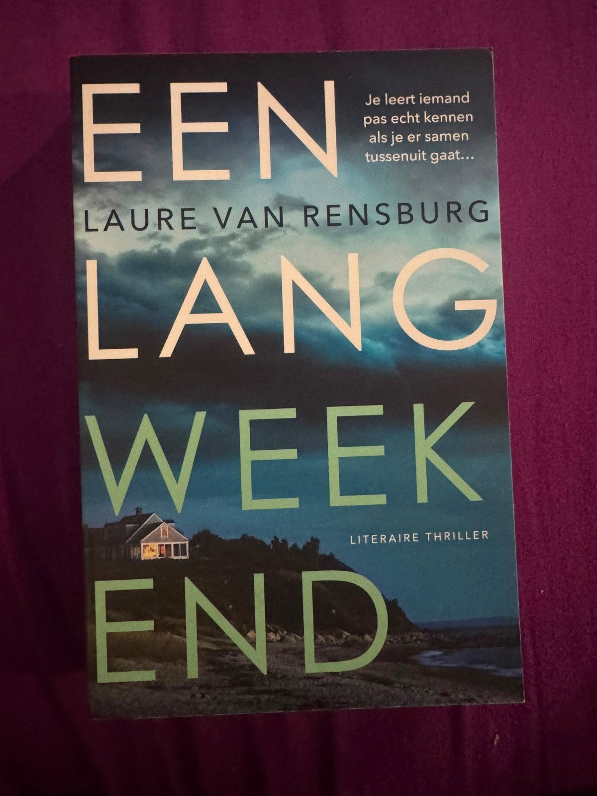 Een Lang Weekend - literaire thriller van Laure van Rensburg, Ophalen of Verzenden, Zo goed als nieuw, Laure van Rensburg, Europa overig