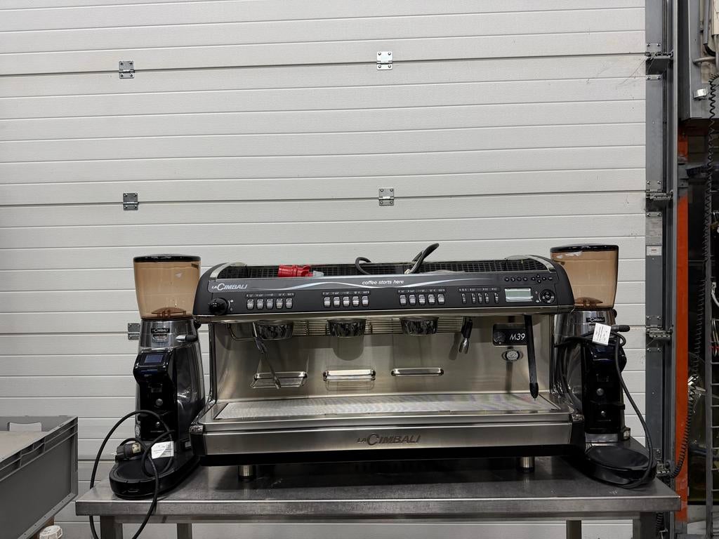 La Cimbali M39 3groeps koffiemachine bj2019 +2xkofiemolen, Ophalen of Verzenden, Gebruikt