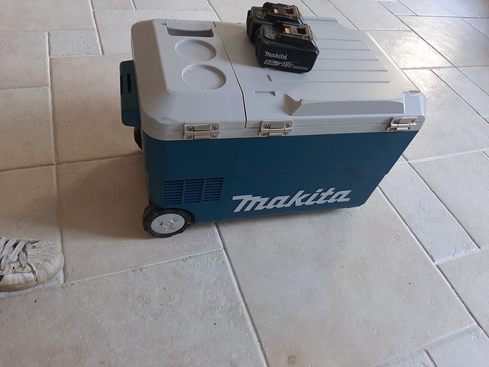 Makita Koelbox met wielen en accu's, Caravans en Kamperen, Koelboxen, Ophalen of Verzenden, Gebruikt, Koelbox, Elektrisch