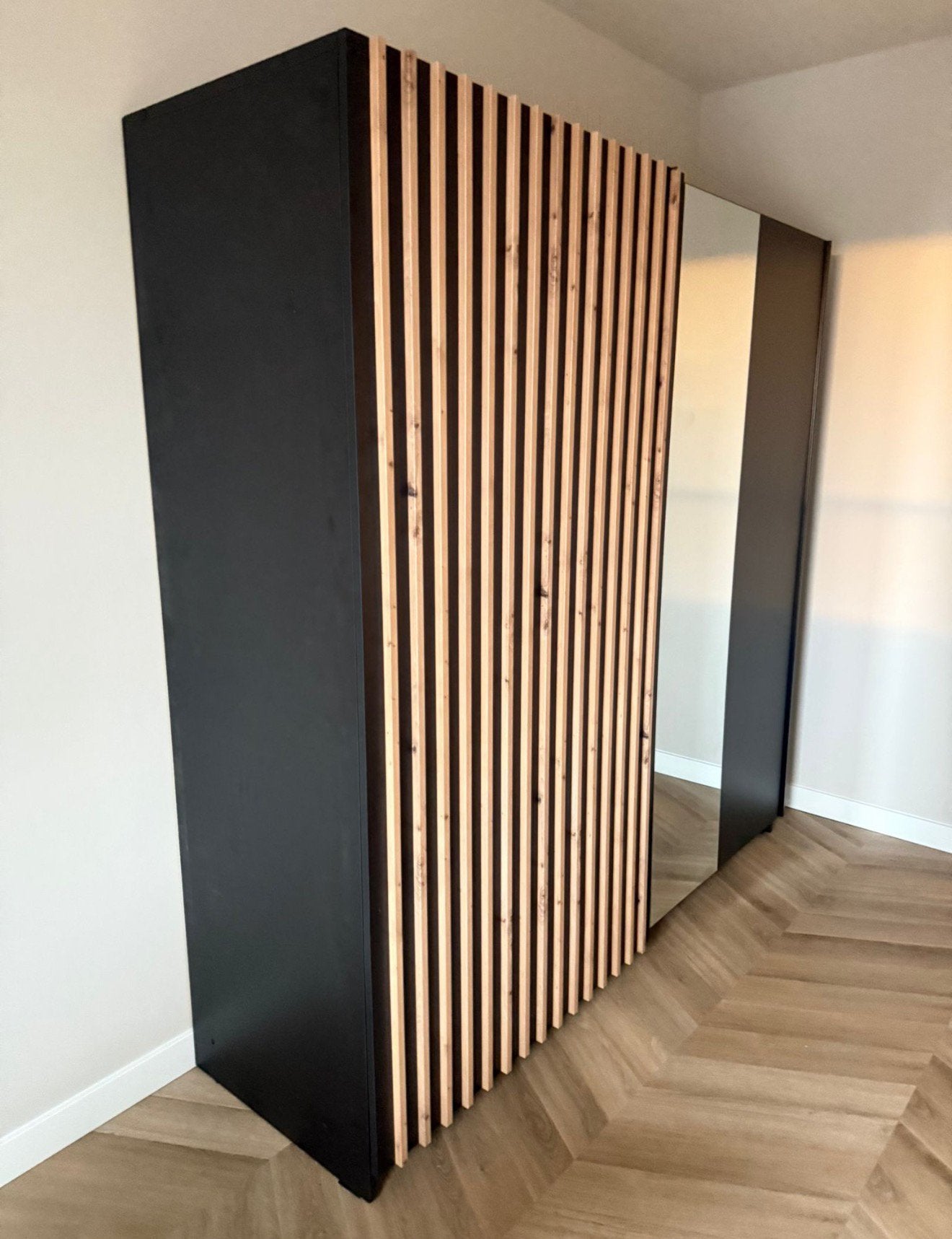 WOONENZO Gozello kledingkast zwart 200 cm met spiegel, Ophalen, Zo goed als nieuw, 50 tot 75 cm, 200 cm of meer