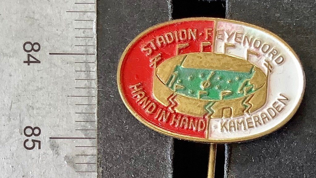 speld, Voetbal. Stadion Feyenoord Hand in hand kameraden(AW, Verzamelen, Speldjes, Pins en Buttons, Ophalen of Verzenden, Gebruikt