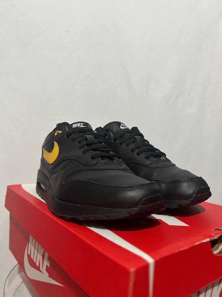 ALS NIEUW Maat 45,5 - Nike Air Max 1 ID Leather Black Yellow, Kleding | Heren, Schoenen, Verzenden, Zwart, Nike, Nike