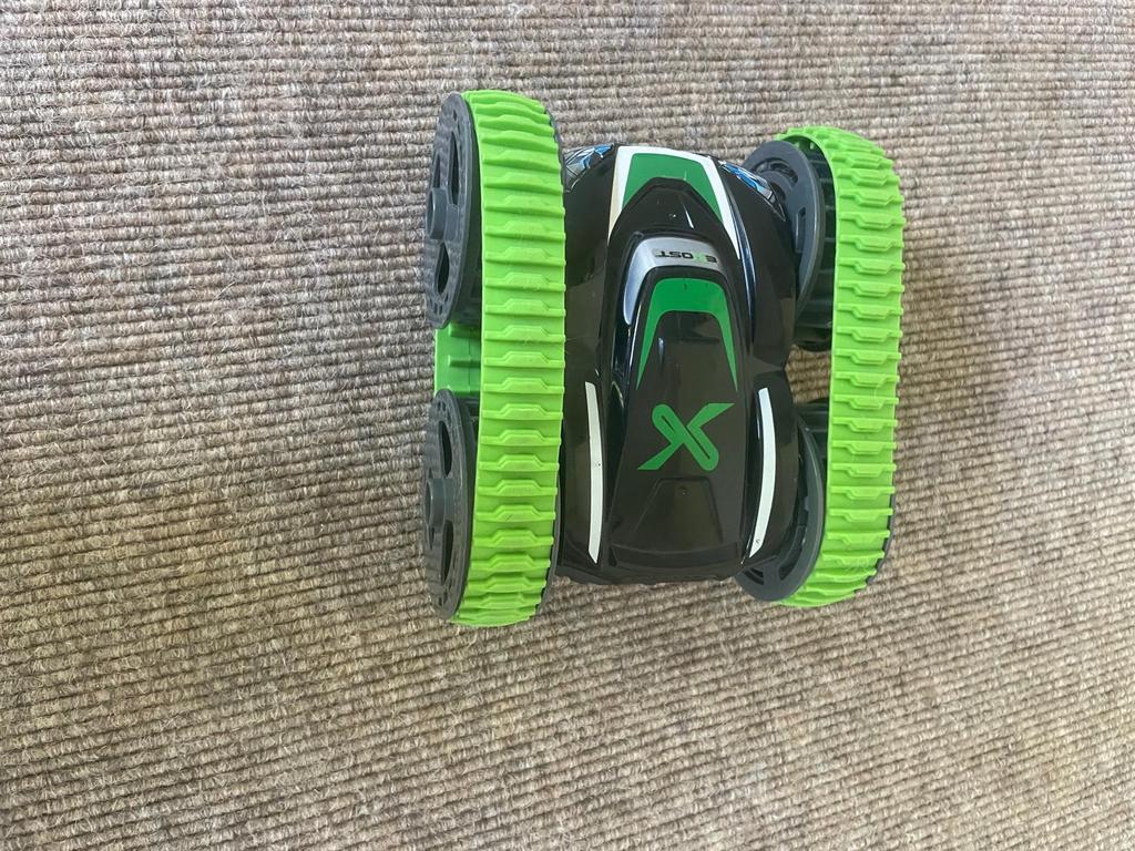 Stoere RC Stuntwagen met rupsbanden (batterijen leeg), Kinderen en Baby's, Speelgoed | Speelgoedvoertuigen, Ophalen of Verzenden