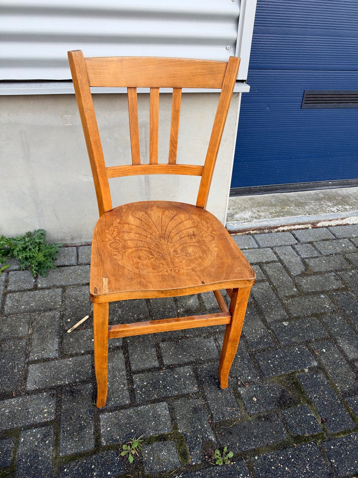 Vintage houten stoel met bewerkte zitting, Ophalen of Verzenden